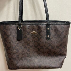Beautiful Coach Black and Brown Signature Tote